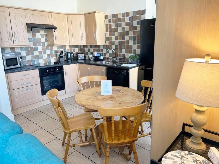 Private Parking, Central Llandudno, King Bed With Ensuite At Clement Lodge Εξωτερικό φωτογραφία
